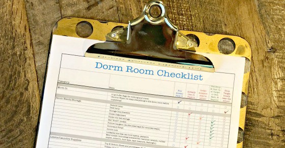 Dorm Room Checklist free printable!  / 20+ Organized Dorm Room Ideas